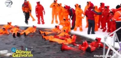 Finlandiya'da buzlu sularda y&uuml;zmek