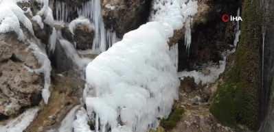 Buz tutan şelale kartpostallık g&ouml;r&uuml;nt&uuml; oluşturdu