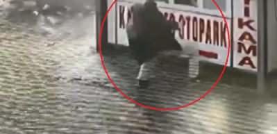 Buzlu yolda d&uuml;şen babanın kucağındaki kızını kurtarma anı kamerada