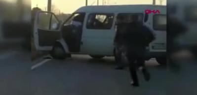Yol verme kavgasında minib&uuml;s şof&ouml;r&uuml;n&uuml; d&ouml;v&uuml;p bı&ccedil;akladılar
