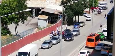Cadde ortasında annesini d&ouml;ven gence tekme tokat dayak attılar!