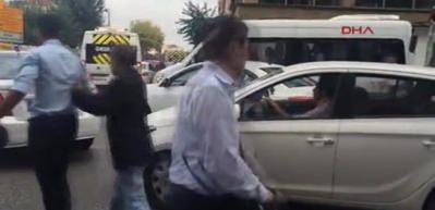  Cadde tıkandı vatandaşlar y&uuml;r&uuml;mek zorunda kaldı