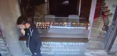&Ccedil;aldığı altınları ağzında sakladı