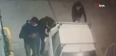 &Ccedil;aldıkları aracı iterek benzin istasyonuna getirdiler