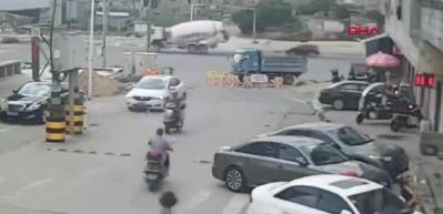 &Ccedil;alışır halde bıraktığı aracı, 6 yaşındaki oğlu &ccedil;ukura u&ccedil;urdu