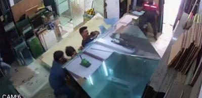 Cam yığını iş&ccedil;ilerin &uuml;zerine devrildi