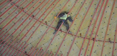 İş&ccedil;i tavanda 4 saat asılı kaldı