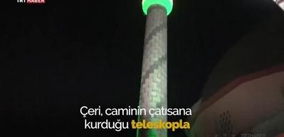 Caminin &ccedil;atısına kurulan teleskopla g&ouml;ky&uuml;z&uuml;n&uuml; izliyorlar