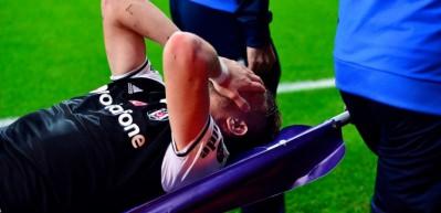  Caner Erkin koltuk değneğiyle stattan ayrıldı