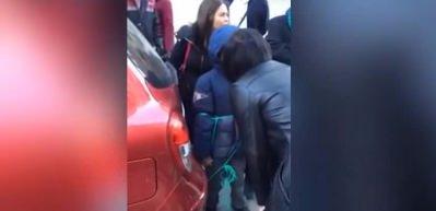 Cani anne &ccedil;ocuğunu arabanın arkasına bağladı!