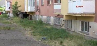  Canı sıkıldı, 2 &ccedil;ocuğu sırtından vurdu