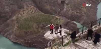 Canlarını hiçe sayıp uçurumun kenarında halay çektiler