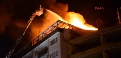 &Ccedil;atı yangınını korku dolu g&ouml;zlerle izledi