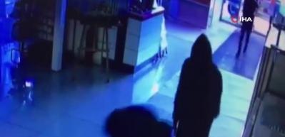 Akılalmaz soygun kamerada! &Ccedil;elik kasayı b&ouml;yle &ccedil;aldılar