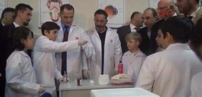 Cem Yılmaz deney yaptı! Espriler havada u&ccedil;tu...