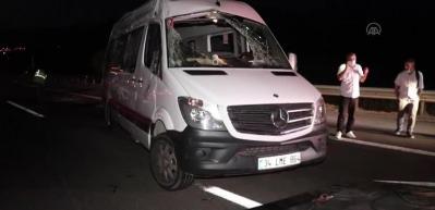 Cenazeye gidenleri taşıyan minib&uuml;s devrildi: 13 yaralı 