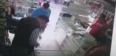 Cep telefonunun bataryası patladı, m&uuml;şteri yanmaktan son anda kurtuldu