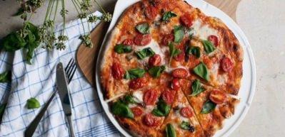 &Ccedil;eri domatesli pizza