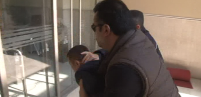 Cezaevi firarisi yakalanınca kapıya kafa attı