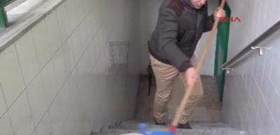  Cezasının son g&uuml;nlerini camide temizlik yaparak ge&ccedil;iriyor