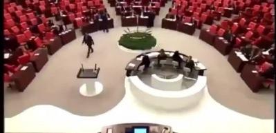 CHP'li vekil Bekir Başevirgen&rsquo;in namaz rahatsızlığı!