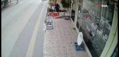 &Ccedil;i&ccedil;ek &ccedil;alarken g&uuml;venlik kamerasına yakalandı
