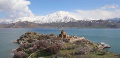 &Ccedil;i&ccedil;eklere b&uuml;r&uuml;nen Akdamar Adası'nda g&ouml;rsel ş&ouml;len