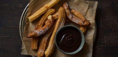 &Ccedil;ikolata soslu &ccedil;ıtır Churros tarifi