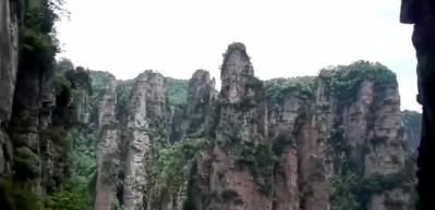 &Ccedil;in'deki 325 metre y&uuml;ksekliğindeki cam asans&ouml;r
