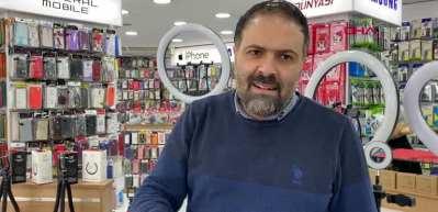 Cipin &ccedil;arptığı otomobilin, pastane vitrini ve yayalara &ccedil;arparak durması kamerada
