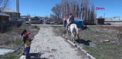 Cirit sporcusu, toplu taşıma yerine atını kullanıyor
