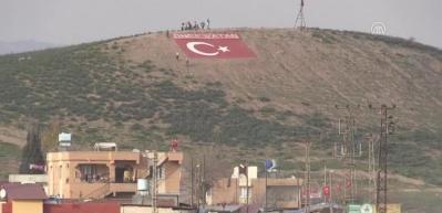 &Ccedil;obanın yaptığı "dev bayrağa" ziyaret&ccedil;i akını