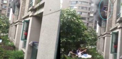 &Ccedil;ocuğunu 3. kattan aşağı bıraktı