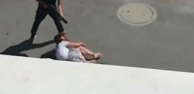 &Ccedil;ocuğunun g&ouml;z&uuml; &ouml;n&uuml;nde gen&ccedil; kadını pompalı t&uuml;fekle b&ouml;yle vurdu! (+18)