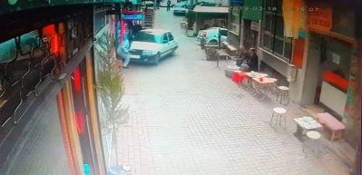 &Ccedil;ocuk s&uuml;r&uuml;c&uuml; ganyan bayiine daldı, o anlar kameraya yansıdı: 1&rsquo;i ağır 2 yaralı