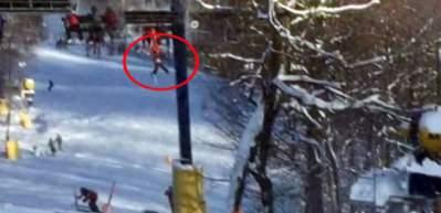 &Ccedil;ocuk tam d&uuml;şecekken montundan tuttu ve...