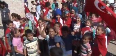 &Ccedil;ocuklardan sınırdaki askere sevgi g&ouml;sterisi