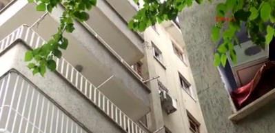 &Ccedil;ocuklarının g&ouml;zleri &ouml;n&uuml;nde 6'ncı kattan d&uuml;şt&uuml;