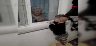 &Ccedil;ok &uuml;z&uuml;c&uuml; g&ouml;r&uuml;nt&uuml;! Karantinadaki babaannesiyle cam arkasından oynuyor