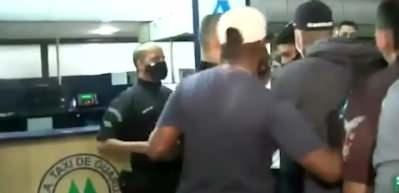 Corinthians Başkanı Andres Sanchez, havaalanında taraftarların saldırısına uğradı