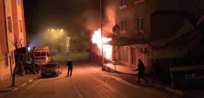 &Ccedil;orum alevlerin arasında kalan yaşlı &ccedil;ift, son anda kurtarıldı