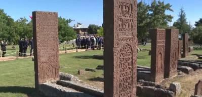 Cumhurbaşkanı Erdoğan, Ahlat'ta Sel&ccedil;uklu mezarlığını ziyaret etti