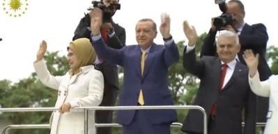 Cumhurbaşkanı Erdoğan b&uuml;y&uuml;k kalabalığa seslendi