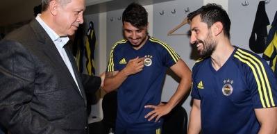 Erdoğan, Fenerbah&ccedil;eli o futbolcuya b&ouml;yle takıldı