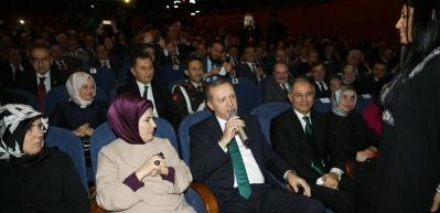 Cumhurbaşkanı Erdoğan şarkı s&ouml;yledi