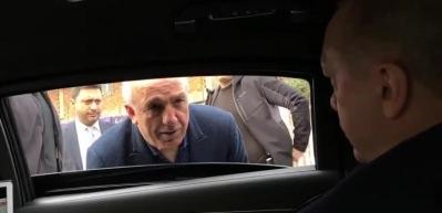 Cumhurbaşkanı Erdoğan'dan gazi yakınıyla samimi sohbet