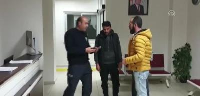 C&uuml;zdanını bulan Suriyeli baba ve oğluna defalarca sarıldı