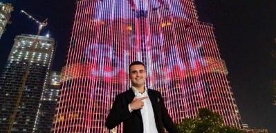 CZN Burak'ın ismi d&uuml;nyanın en uzun binası Burj Khalifa'ya yansıtıldı! 