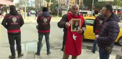 Dağa ka&ccedil;ırılan kızına kavuşmak i&ccedil;in evlat n&ouml;betini İzmir'de s&uuml;rd&uuml;rd&uuml;