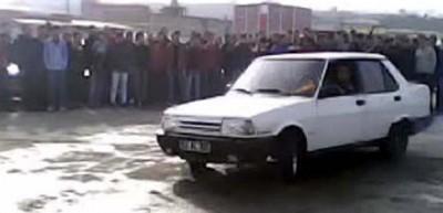 Otomobil seyircilerin arasına daldı